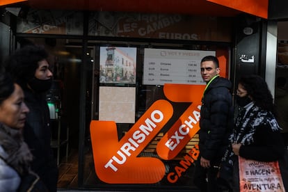 Personas caminan frente a una casa de cambio en Buenos Aires (Argentina).