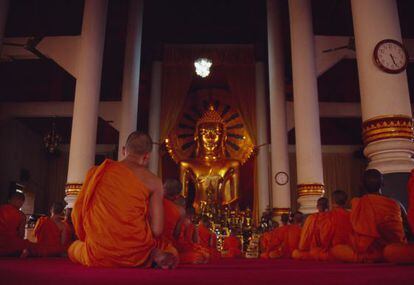 Monjes rezando en su templo, Chiang Mai (Tailandia).