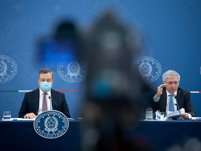 El primer ministro de Italia, Mario Draghi (izquierda) y el ministro de Economía, Daniele Franco, este miércoles en Roma.