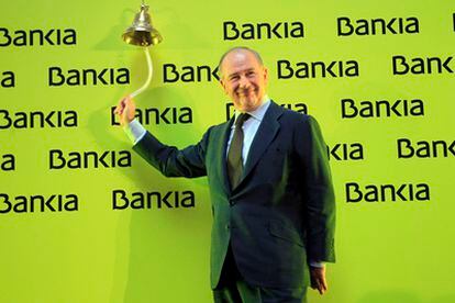 El presidente de Bankia, Rodrigo Rato, en el tradicional toque de campana con el que ha empezado a cotizar el nuevo banco en la Bolsa de Madrid.