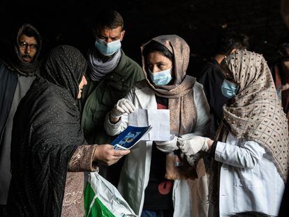 Un grupo de trabajadoras de un centro de desintoxicación de Kabul, durante su ronda diaria por las calles de la capital afgana para localizar a mujeres drogodependientes e invitarlas a seguir terapia para desengancharse.