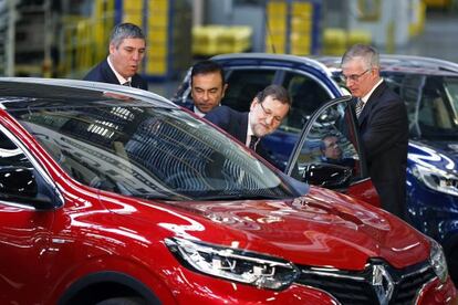 El presidente del Gobierno, Mariano Rajoy, durante una visita de esta semana a la fábrica de Renault en Villamuriel (Palencia).