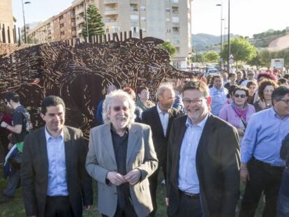 El escultor Antoni Mir&oacute;, junto a Ximo Puig, entre otros, en el acto de defensa de la obra sobre la batalla de Almansa en Gandia.
 