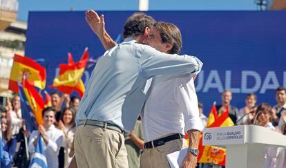 Mariano Rajoy abraza al José María Aznar, durante el acto del PP en Madrid.