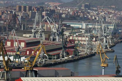 Imagen de la Ría de Bilbao, con los astilleros La Naval de Sestao y los antiguos Altos Hornos de Vizcaya, actual Arcelor.