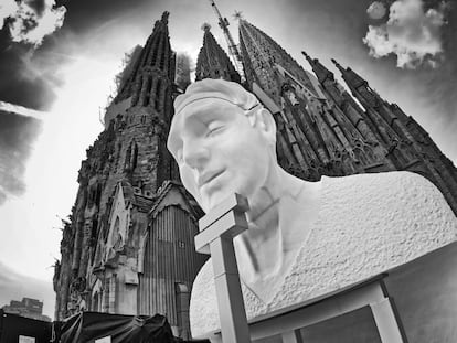 La figura del evangelista Mateo, antes de ser completada y colocada en su torre, en el patio de obras de la Sagrada Familia.