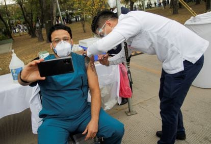 Un trabajador sanitario se toma una 'selfie' tras recibir la vacuna contra la covid-19, en Nuevo León, al norte de México.