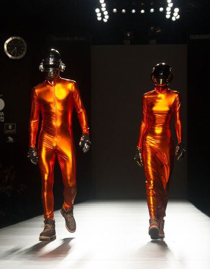 Dos modelos caracterizados como el dúo musical Daft Punk han cerrado el desfile de Carlos Díez