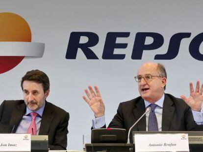 El presidente de Repsol, Antonio Brufau (d) y el consejero delegado, Josu Jon Imaz.