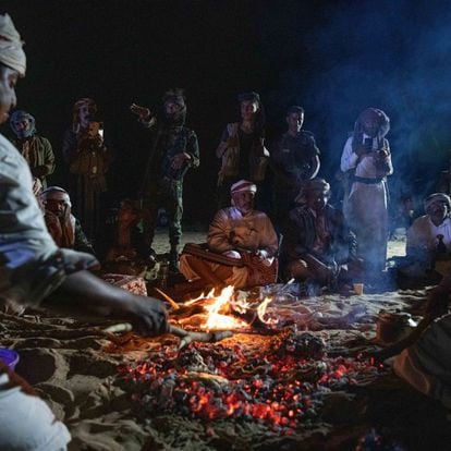 Varios miembros tribales se reúnen en el desierto yemení de la comarca de Shabaw a mediados de noviembre.