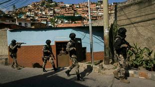 Miembros de la Policia Nacional Bolivariana patrullan en un barrio de Caracas, Venezuela.