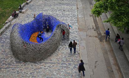 Espai decorat pels alumnes de l'escola annexa Joan Puigbert de Girona en memòria a la mare i les dues nenes que es van precipitar al buit des d'un 13è pis de Girona a principis d'any.