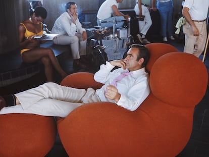 Sean Connery se relaja entre tomas de 'Diamantes para la eternidad', en 1971. La butaca es el famoso diseño Up de Gaetano Pesce.