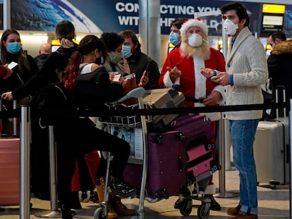 Varios viajeros hacen cola en una de las terminales del aeropuerto de Londres-Heathrow, el 21 de diciembre.