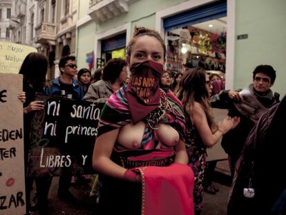 “Vengo de mujeres de montaña, mujeres de páramo, mujeres de papas y de maíz. Vengo de mujeres conectadas con la tierra. SOY MUJER y llevo conmigo todas las cosas bellas y también el sufrimiento de las mujeres que me antecedieron. Mujeres que con una sonrisa acallaron abusos, humillaciones e injusticias, maltrato tanto de su pareja como de la sociedad. Estoy aquí para sanarlas y para sanarme, para soltar y crear de nuevo”. Sisa (en la imagen), que significa flor en kichwa, es mujer, bailarina y cantante de música medicina. Ella tiene 21 años y marcha contra una sociedad violenta que ha usurpado la felicidad y la sonrisa de los cuerpos de mujeres y hombres. Sisa decidió marchar con sus pechos descubiertos porque representan la responsabilidad que las mujeres llevan en la crianza, en el "amamantar hombres y mujeres de bien".
