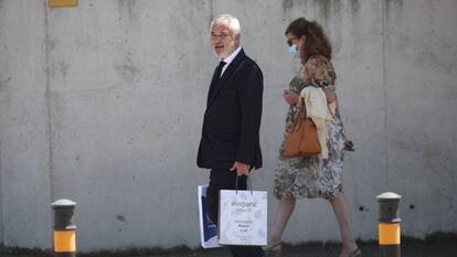  El expresidente de la Asociación de Usuarios de Servicios Bancarios -Ausbanc-, Luis Pineda, llegando a la sede de la Audiencia Nacional en San Fernando de Henares (Madrid)