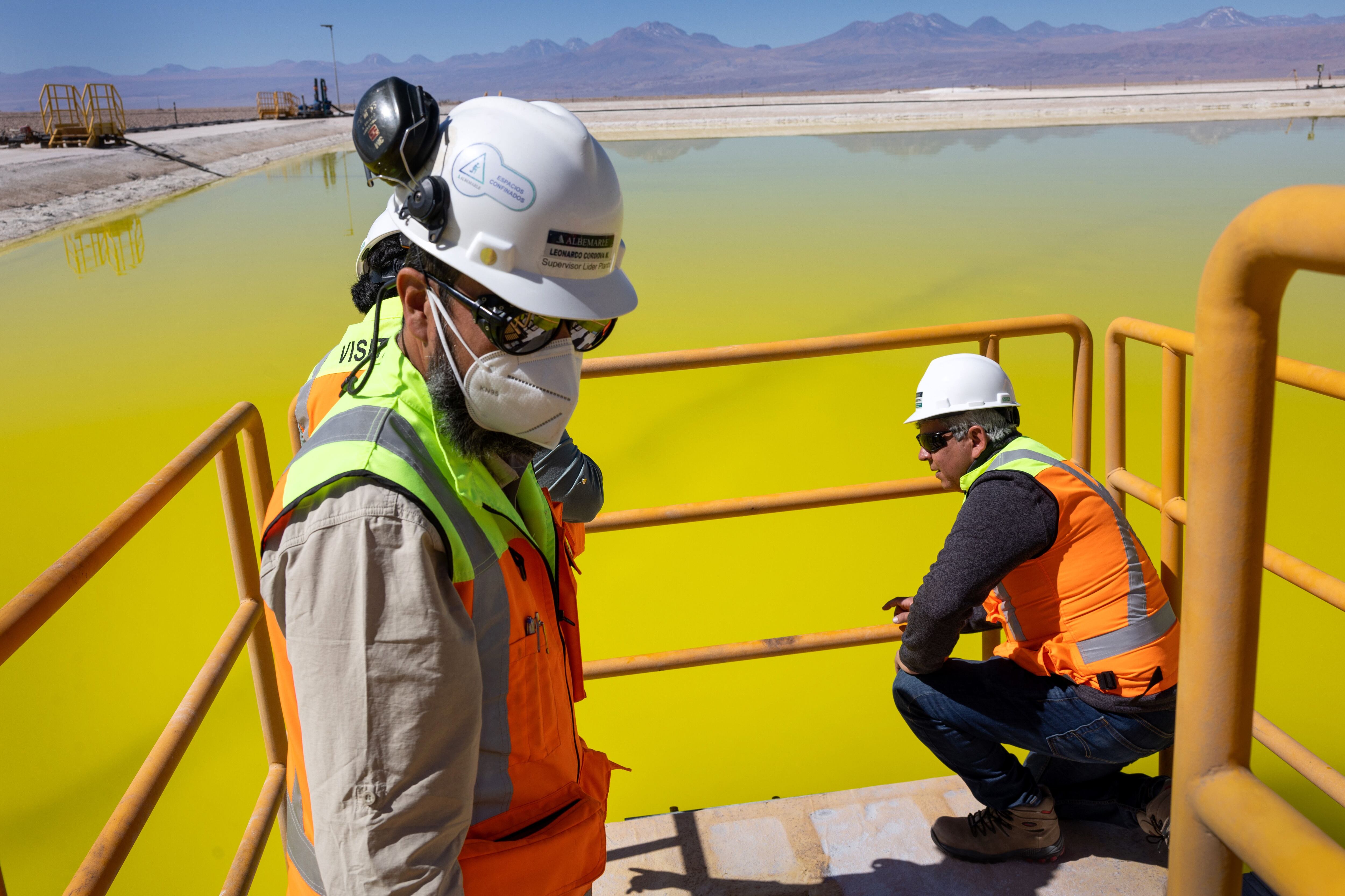 Dos operarios, en una mina de litio en Atacama (Chile) el pasado agosto.