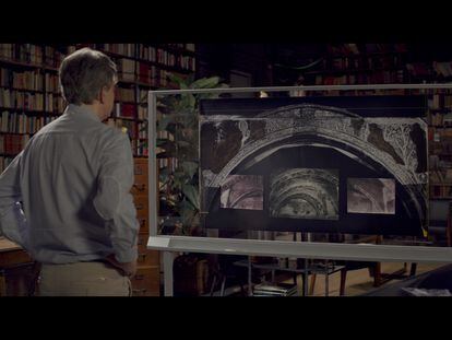 Juan Naya, en el documental, contemplando fotografías de los arcos de la sala capitular de Sijena.