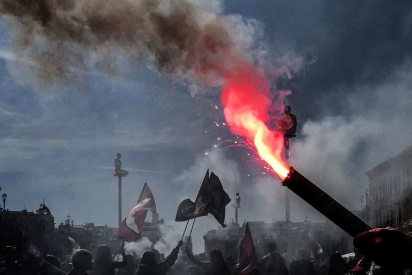 Un manifestante sujeta una bengala durante una manifestación en Niza este martes. 