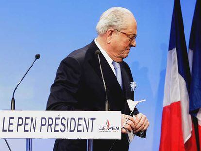 Jean-Marie Le Pen se retira de la tribuna después de dirigirse anoche a sus seguidores en París.