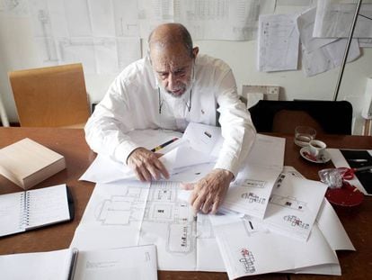 El arquitecto portugués Álvaro Siza, en su estudio en 2016.