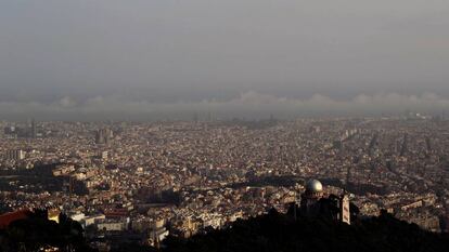 Panorámica de Barcelona en un día con elevados niveles de contaminación.