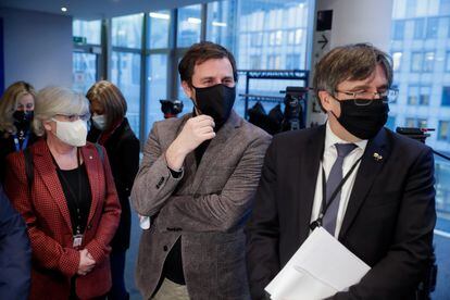 El expresidente catalán Carles Puigdemont (derecha) junto a los exconsejeros de la Generalitat Clara Ponsatí y Antoni Comín, antes de comparecer en la Comisión de Asuntos Jurídicos del Parlamento Europeo el pasado 14 de enero.