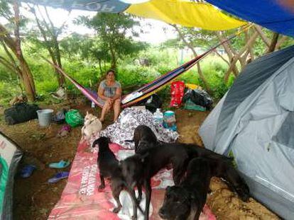 Familia en Ixtlatepec, Oaxaca, tras la réplica del pasado sábado