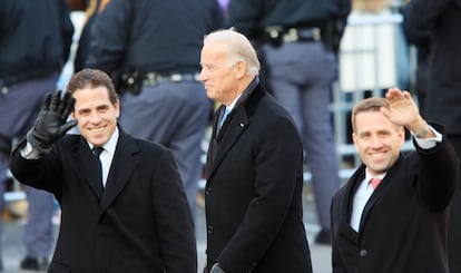 El entonces vicepresidente Joe Biden con sus hijos Hunter y, a la derecha, el fallecido Beau en Washington en 2009.