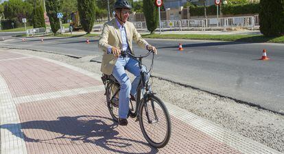 El edil en su nuevo medio de transporte.