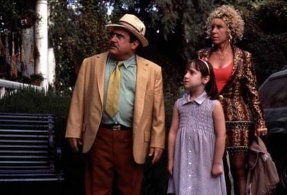 Danny DeVito, Mara Wilson y Rhea Perlman Harry, en un fotograma de la película 'Matilda' (1996).