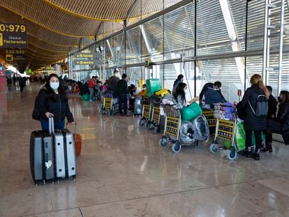 Viajeros en la terminal T4 del aeropuerto Adolfo Suárez, este miércoles.