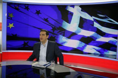 Tsipras es prepara per a l'entrevista a la televisió.