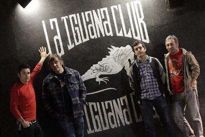 De izquierda a derecha, Billy King, Fran <i>Iguana,</i> Fernando Presa y Julián Alonso, en la puerta de La Iguana.
