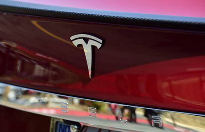 Logo de Tesla Motors en la parte de trasera de uno de sus vehículos.