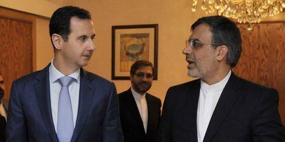 El presidente sirio Bachar el Asad junto al ministro iraní para Asuntos Árabes, Hossein Jaberi Ansari, el jueves en Damasco.