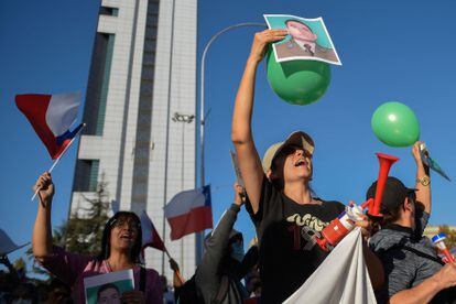 Protesta por el asesinato del carabinero Daniel Palma en Santiago, la tarde de este jueves 6 de abril.