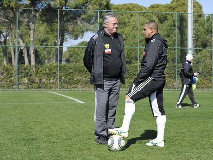 Guus Hiddink, actual entrenador del Anzhi Makhachkala, charla con Roberto Carlos