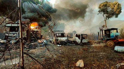 Vehículos quemados en el ataque en Hpruso, en el Estado Kayah de Myanmar, este viernes.