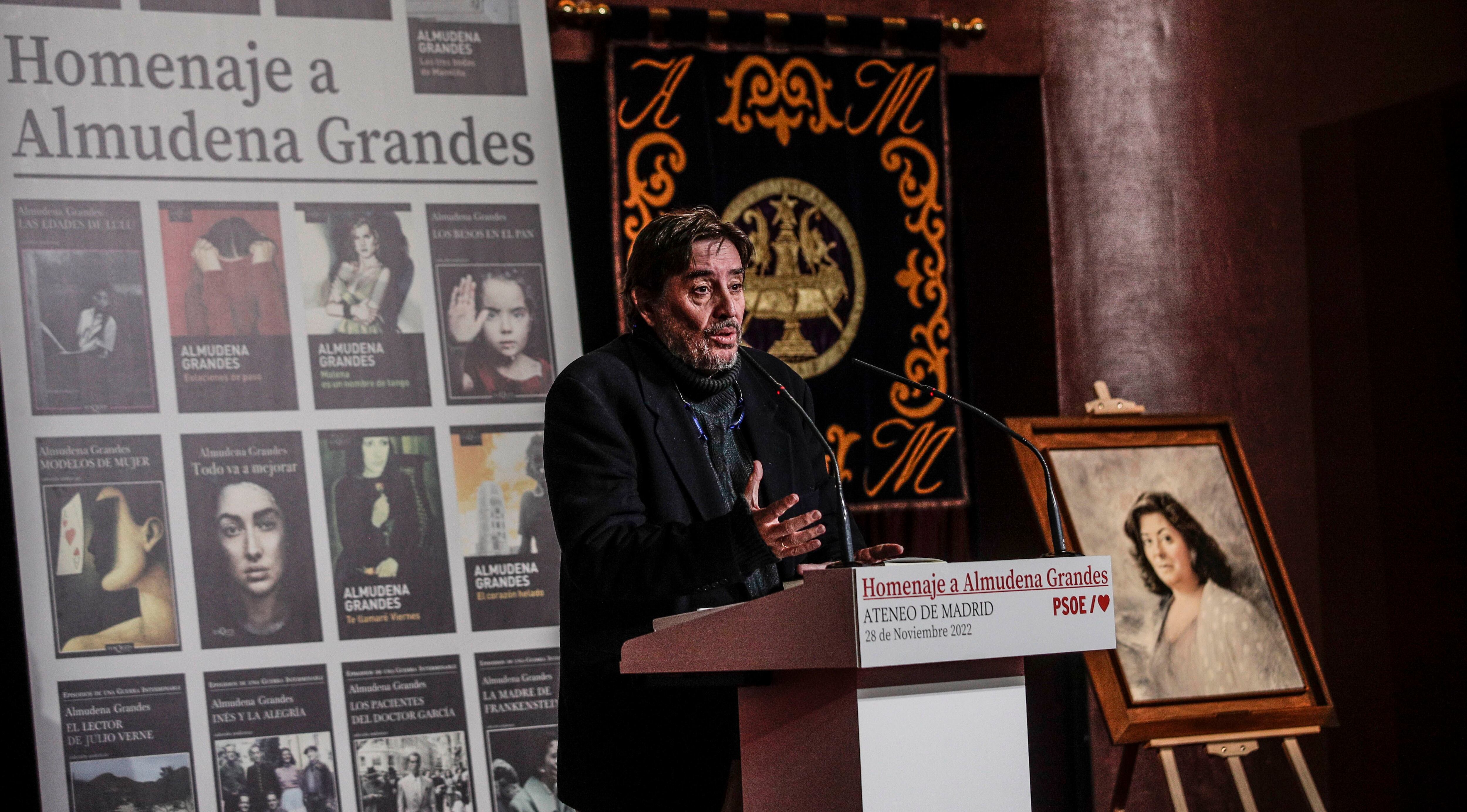 El poeta Luis García Montero, viudo de la escritora Almudena Grandes, da un discurso durante el homenaje que organiza el PSOE a la escritora Almudena Grandes, fallecida hace un año, este lunes en el Ateneo de Madrid.