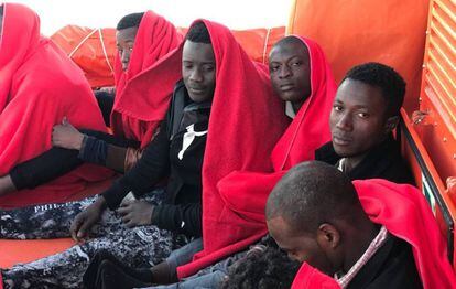 Migrantes subsaharianos rescatados a principios de mayo en Tarifa.