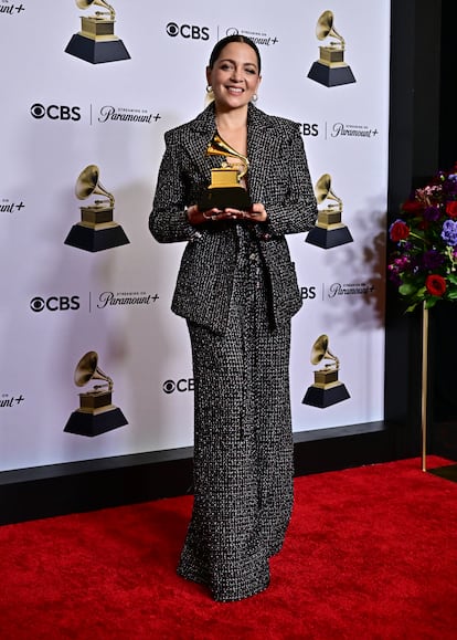 La cantante mexicana Natalia Lafourcade, con su premio al Mejor álbum alternativo latino por 'De Todas Las Flores'. 