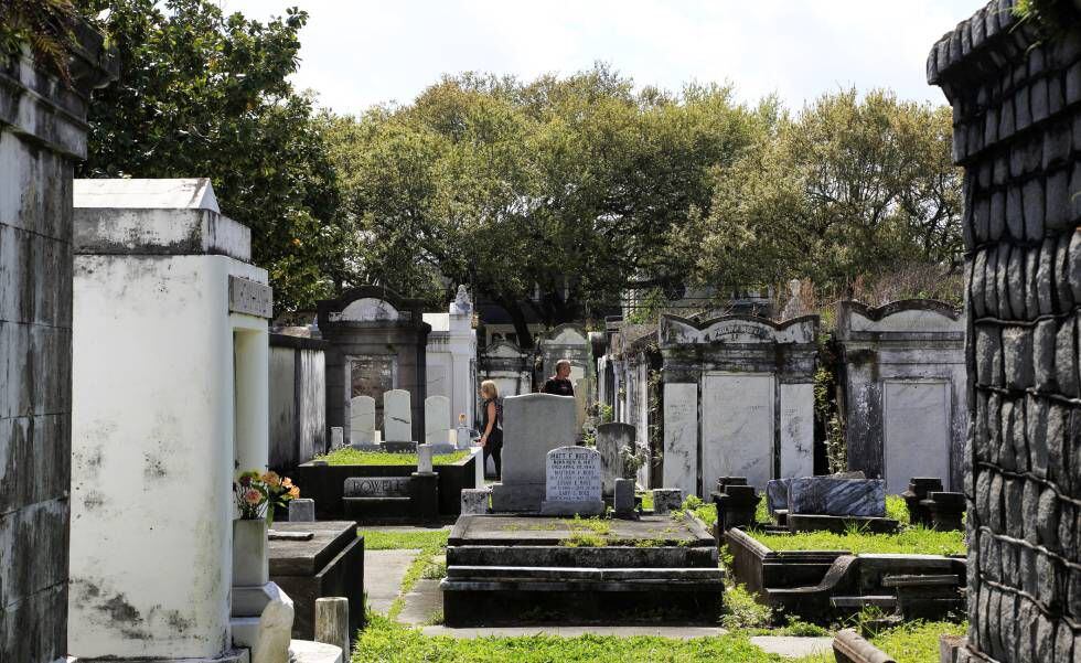 Visitantes en el cementerio Lafayette nº1, en Nueva Orleans.