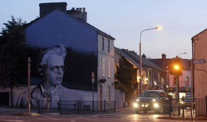 Una calle de Sligo (Irlanda), condado donde vivió William Butler Yeats, cuya imagen se ve en la pared de una casa.