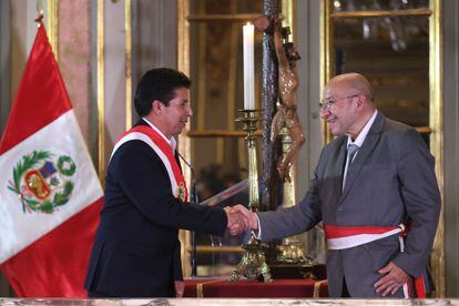 El presidente Pedro Castillo (i) felicita a Kurt Burneo, luego de que este último jurara como su Ministro de Economía en Lima, el 5 de agosto de 2022.