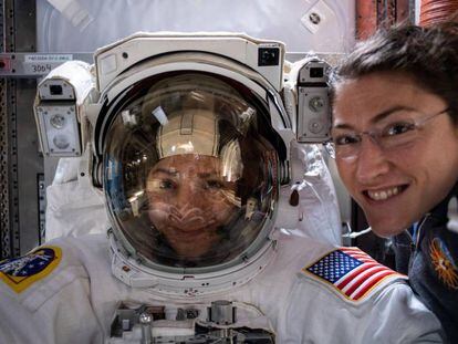 Jessica Meir, a la izquierda con el traje espacial, junto a su compañera Christina Koch, en una imagen tomada el 12 de octubre.
