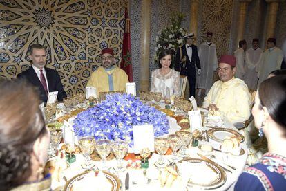 Los Reyes con Mohamed VI y su familia, en la cena de gala.