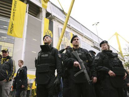 La polic&iacute;a vigila la entrada del estadio del Borussia de Dortmund antes del partido contra el Eintracht Frankfurt el pasado s&aacute;bado. 