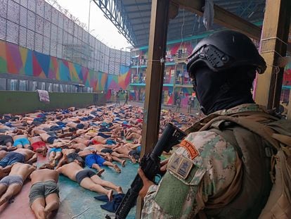 Soldados de la Infantería de Marina vigilaban a prisioneros de la cárcel regional del Litoral, en Guayaquil, el lunes.