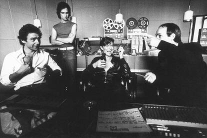 Desde la izquierda (sentados), Robert Fripp, Bowie y Brian Eno, durante la grabación de “Heroes” en Berlín. 1977.